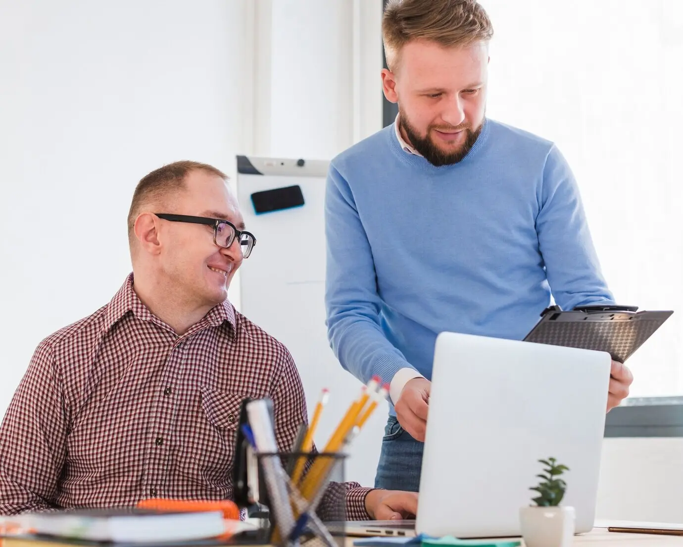 В офисе совместно работают взрослые мужчины.